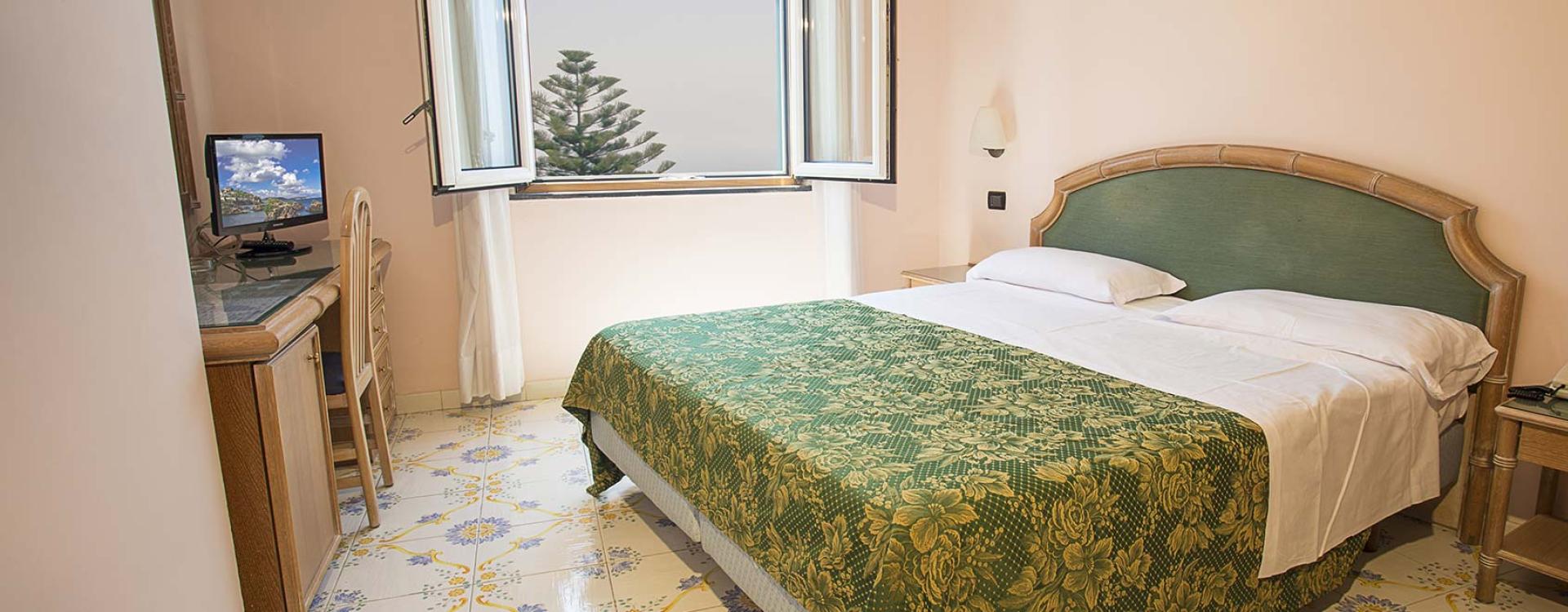 hotelsaintraphaelischia en hotel-rooms-ischia 009